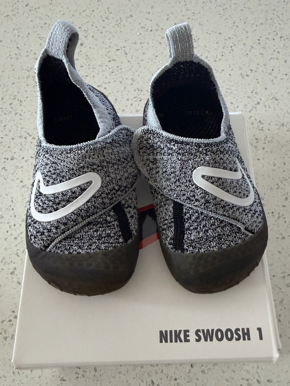 Nike Swoosh 1 black/white wolf grey 7C